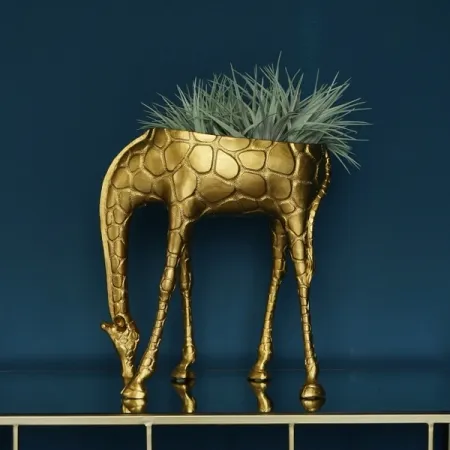Giraffe als Übertopf gold