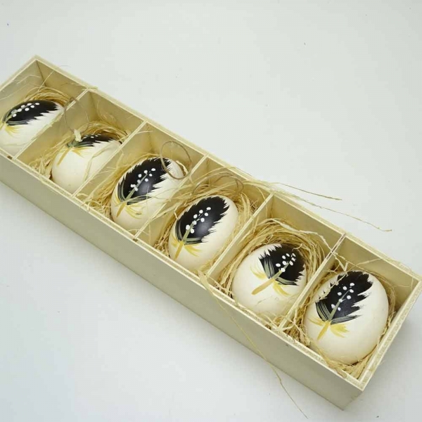 Geschenkbox mit 6 weißen Oster-Eiern und schwarzem Federmotiv
