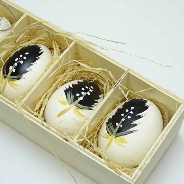 Osterdeko Eier mit schwarzer Feder
