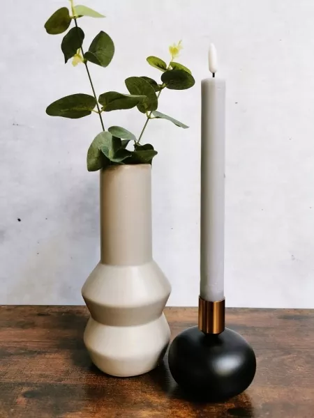 Grau-beige Vase und schwarzer Kerzenhalter